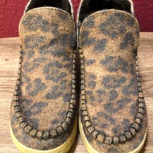 HEY DUDE HELIS LEOPARD FLEECE BOOTIE/SHOE.